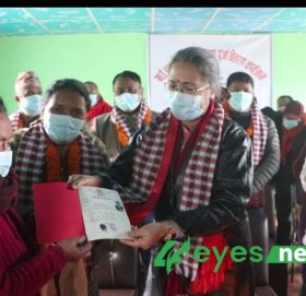 चितवनका भूमिहीनहरूले पाए जग्गाधनी प्रमाणपत्र