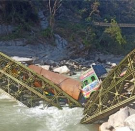 अरुण नदीको बेलिब्रिज भाँचियो,!!!!