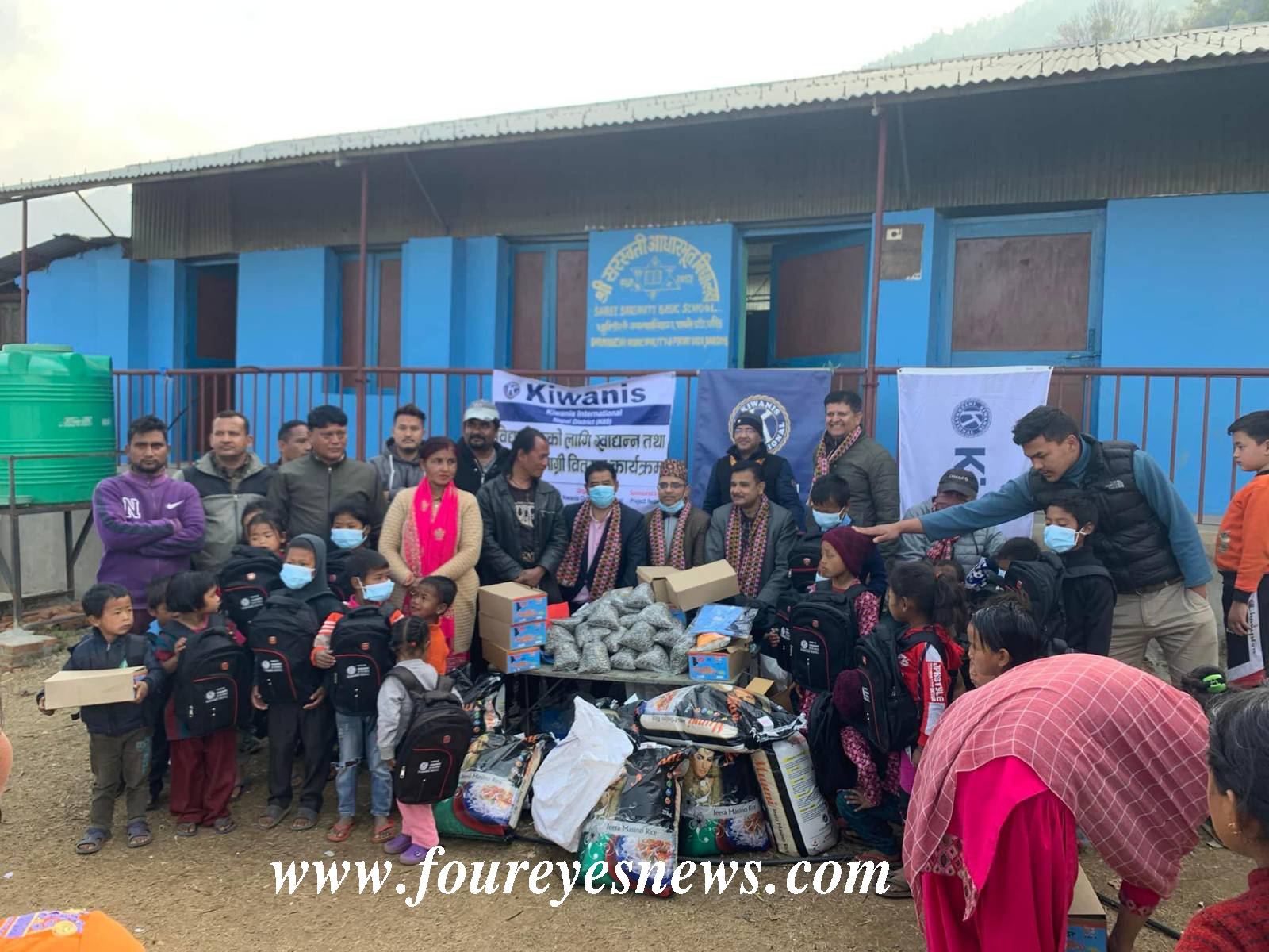 बिद्यार्थीलाई खाद्यान्न र स्कुल सामग्री सहित किवानिस क्लब अफ पिस नेपालको सहयोग