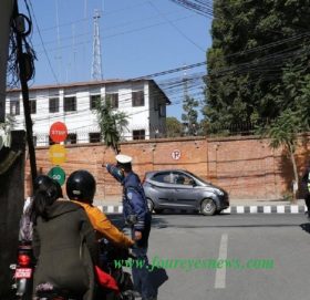 उपत्यकासहित देशका धेरै ठाउँमा सामान्य रुपमा गाडी चल्दै, सडक र चोकचोकमा सुरक्षाकर्मी