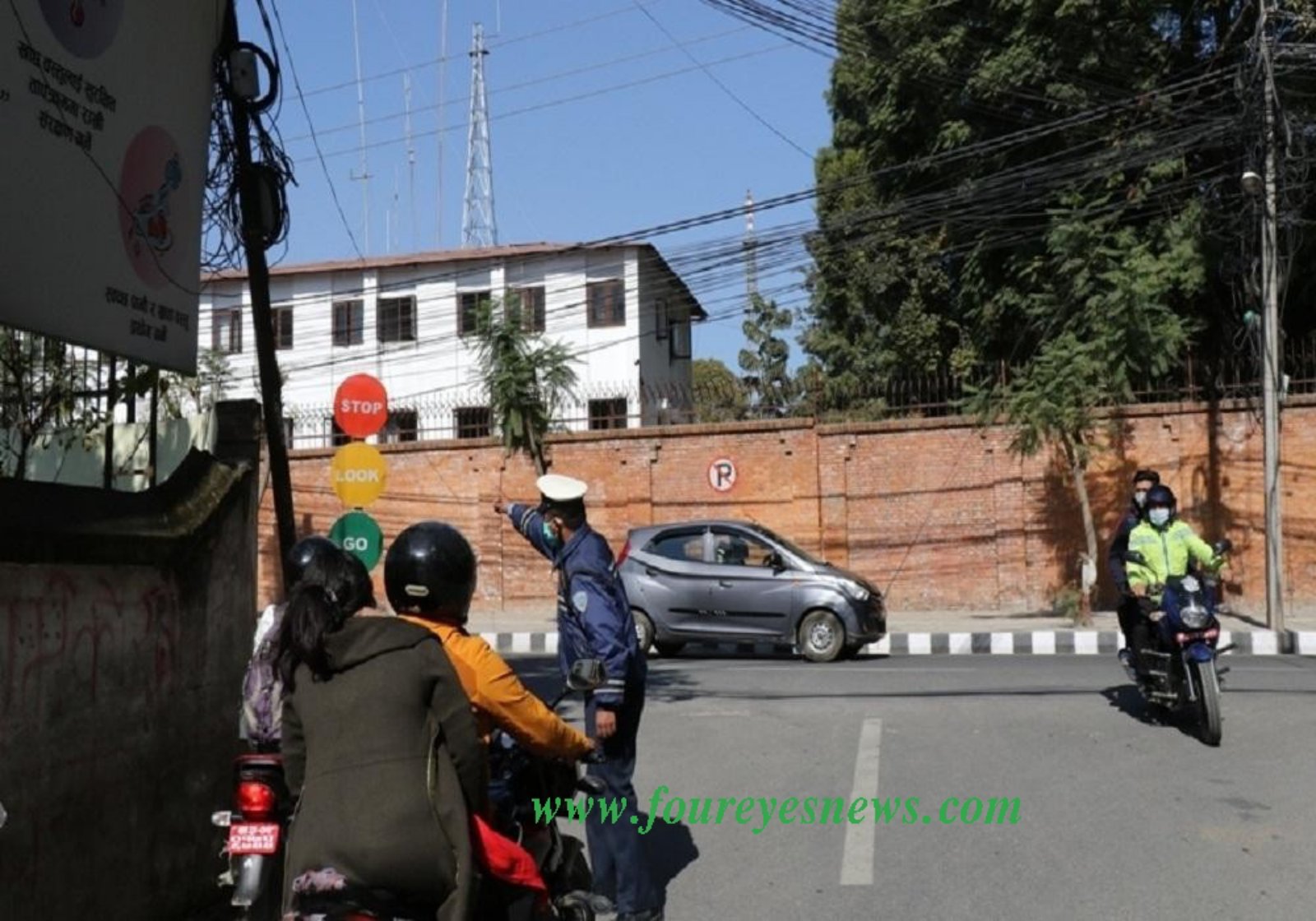 उपत्यकासहित देशका धेरै ठाउँमा सामान्य रुपमा गाडी चल्दै, सडक र चोकचोकमा सुरक्षाकर्मी