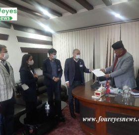 कोभिड १९ खोप अध्ययन समितिले स्वास्थ्यमन्त्री खतिवडालाई बुझायो प्रतिवेदन