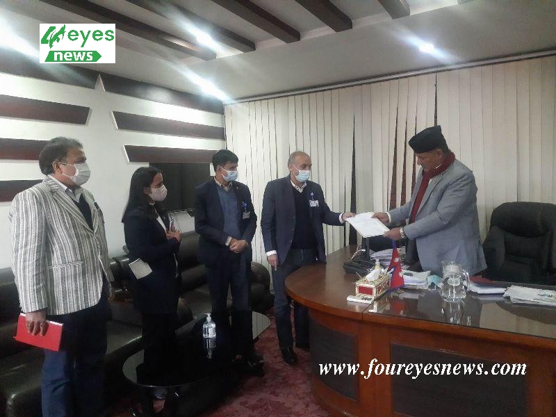 कोभिड १९ खोप अध्ययन समितिले स्वास्थ्यमन्त्री खतिवडालाई बुझायो प्रतिवेदन