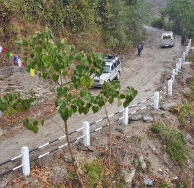 घान्द्रुक यात्रा सुरक्षित बनाउने उद्देश्यले कला भिरमा रेलिङ बनाइयो