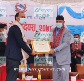 पुरस्कृत हुने स्वास्थ्यकर्मीहरु भन्छन्– ढिलै भएपनि कामको मूल्यांकन भयो