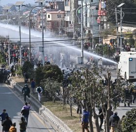 दृश्यमा तनावग्रस्त नयाँ बानेश्वरः कतै ढुंगा हानाहान, कतै पानीका फोहरा र अश्रु ग्यास