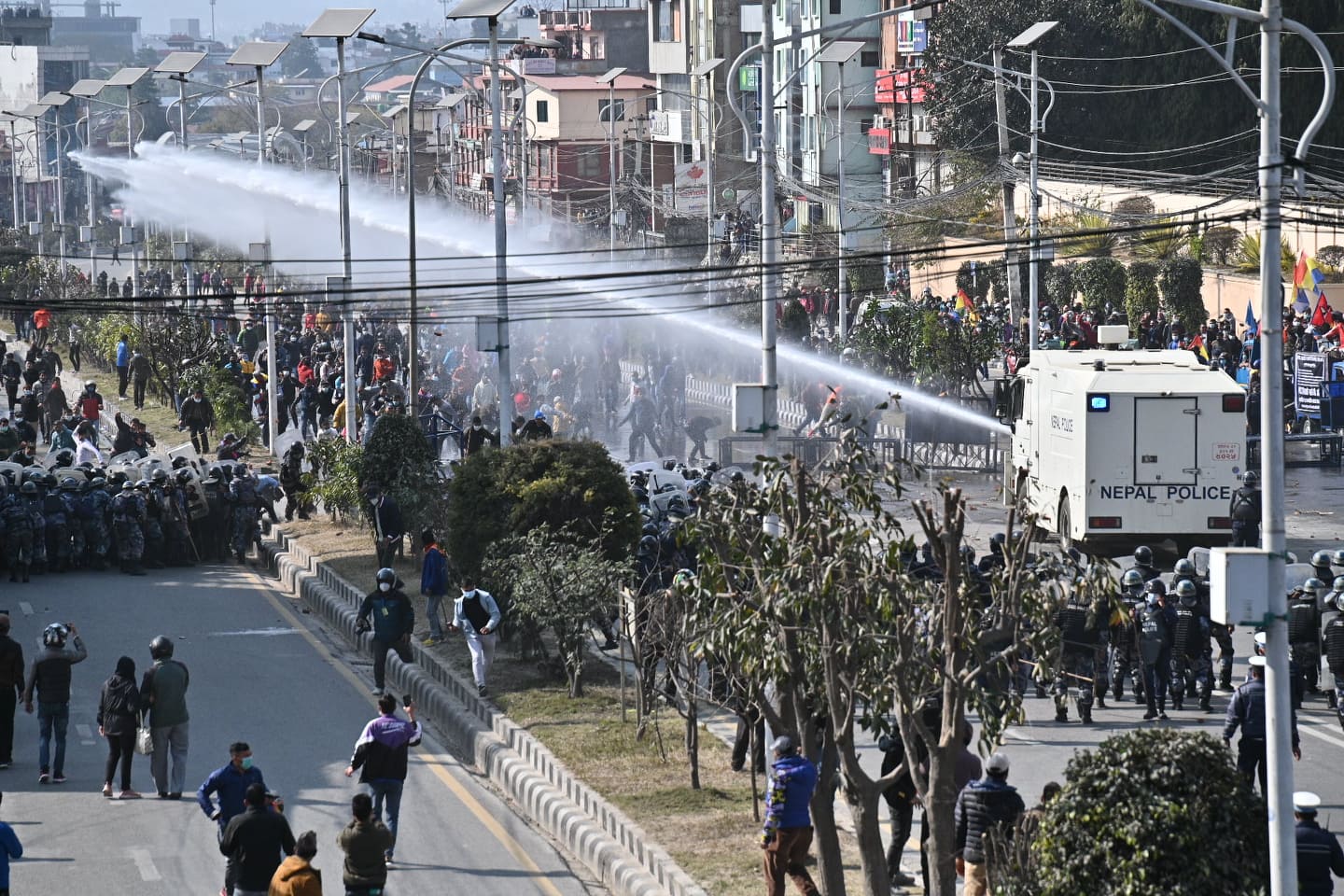 दृश्यमा तनावग्रस्त नयाँ बानेश्वरः कतै ढुंगा हानाहान, कतै पानीका फोहरा र अश्रु ग्यास