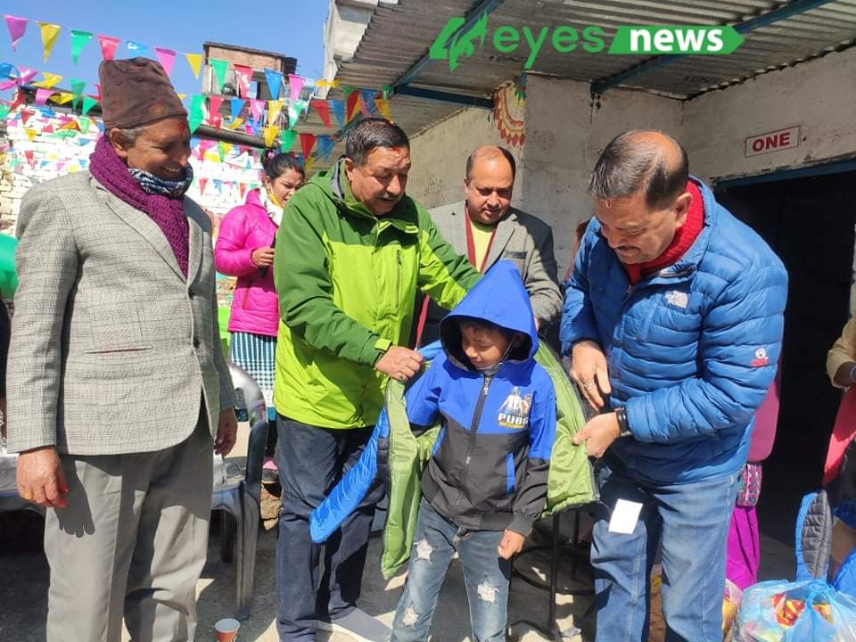 सरस्वती पुजामा C.M पाठशालालाका विद्यार्थीलाई न्यानो ज्याकेट वितरण