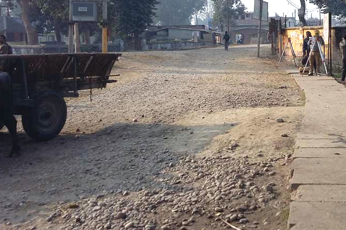 सडक विस्तार कार्य चाँडै सम्पन्न गर्न व्यवसायीहरुको माग