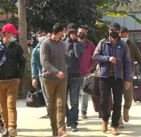 मान्छे कुट्ने म्यानपावरबाट ठगिएर युएई पुगी अलपत्र परेकाहरू स्वदेश फर्किए