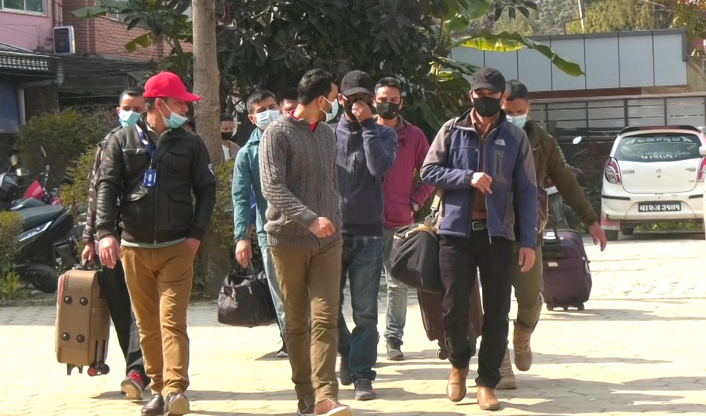 मान्छे कुट्ने म्यानपावरबाट ठगिएर युएई पुगी अलपत्र परेकाहरू स्वदेश फर्किए