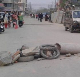 ललितपुरको सातदोबाटो-चापागाउँ सडक स्थानीयले गराए बन्द