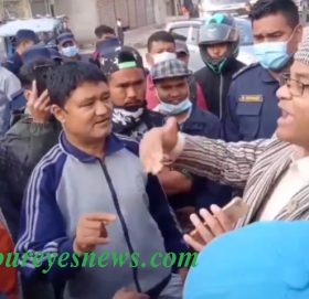 चाबहिल–साँखु सडक पिच गर्न माग गर्दै बाटो अवरुद्ध गरेर स्थानीयले गरे विरोध, एमाले सांसदसँग चर्काचर्की