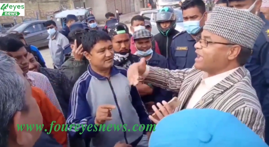 चाबहिल–साँखु सडक पिच गर्न माग गर्दै बाटो अवरुद्ध गरेर स्थानीयले गरे विरोध, एमाले सांसदसँग चर्काचर्की