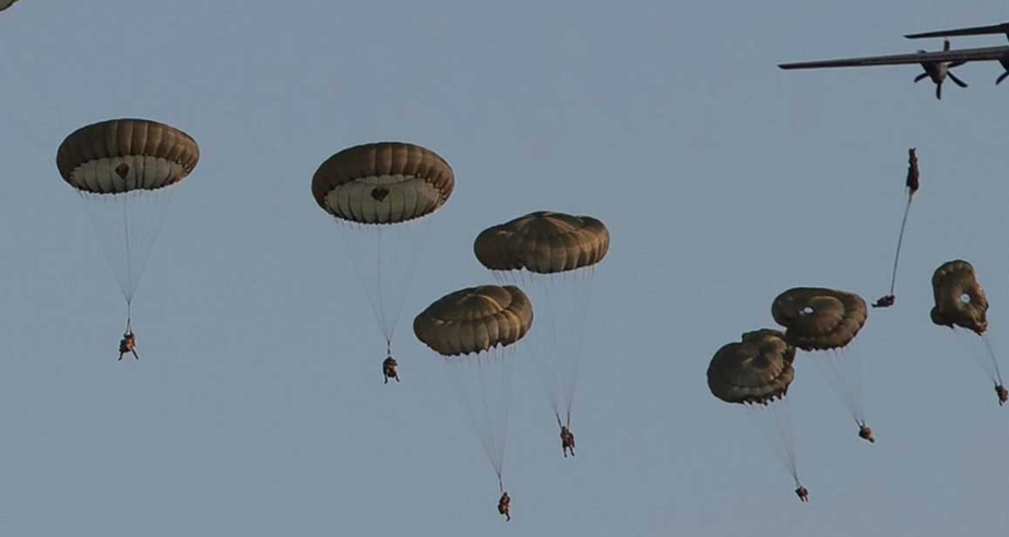 खारकिभमा प्यारासुटबाट हाम फालेर आक्रमण गर्दै रुसी सेना
