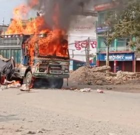 इँटा बोकेको ट्रकमा आगो लाग्यो