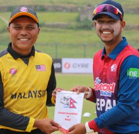 टस हारेर मलेसियाविरुद्ध पहिले बलिङ गर्दै नेपाल