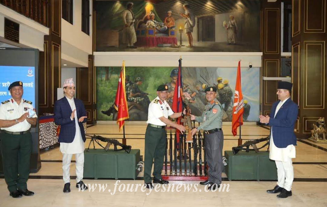 नेपाली सेनाद्वारा सशस्त्र प्रहरीलाई हतियार तथा एम्युनिशन हस्तान्तरण
