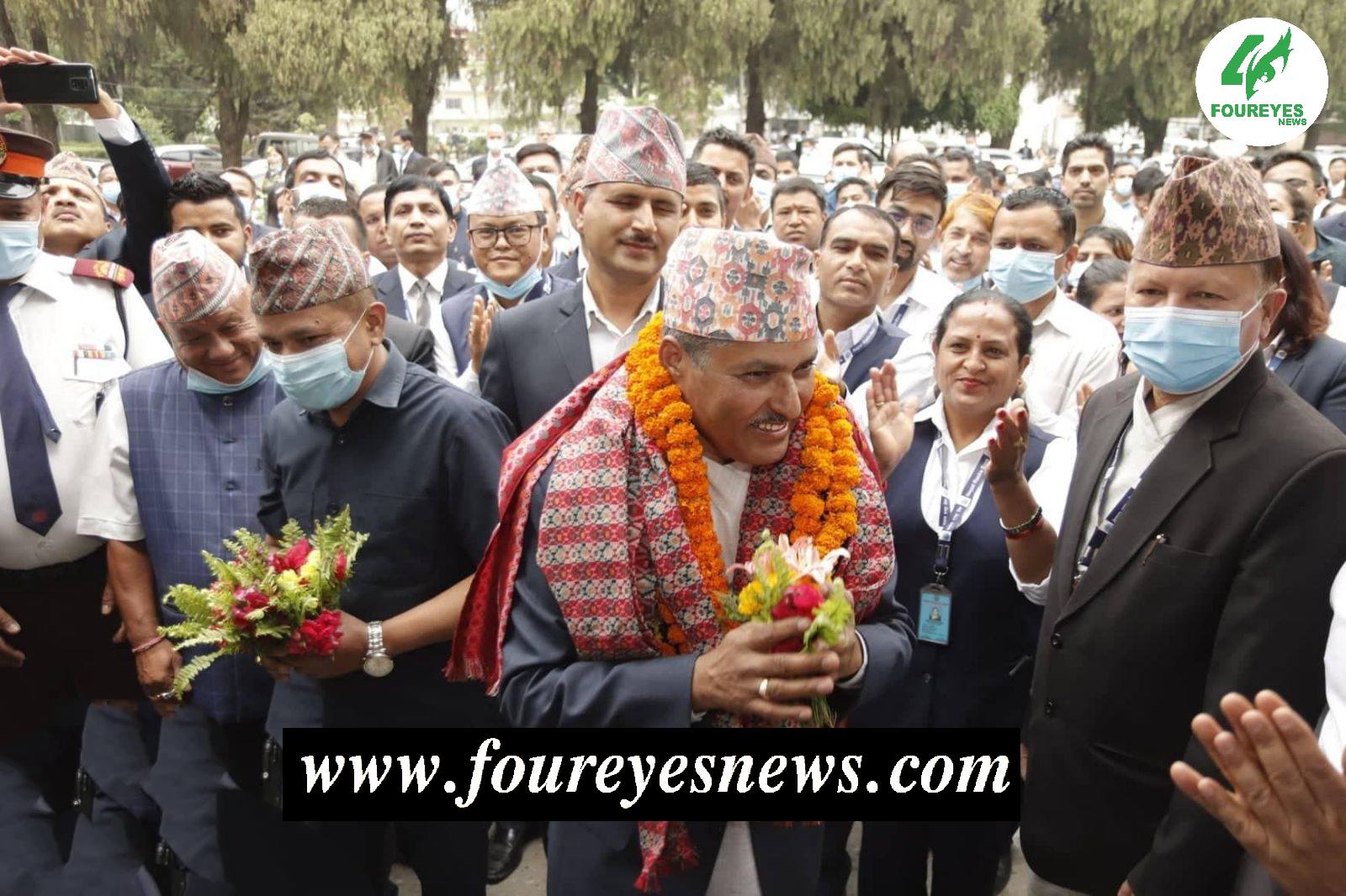 गभर्नर अधिकारी  काममा फर्किए