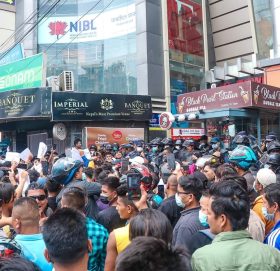 अभिनेत्रीमाथि दुर्व्यवहारको आरोपमा पक्राउ परेका युवकलाई रिहा गर्न माग गर्दै प्रदर्शन