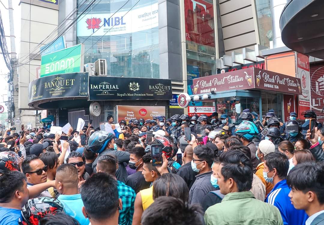 नायिका मिरुना मगरविरुद्ध केएल टावर अगाडि प्रदर्शन