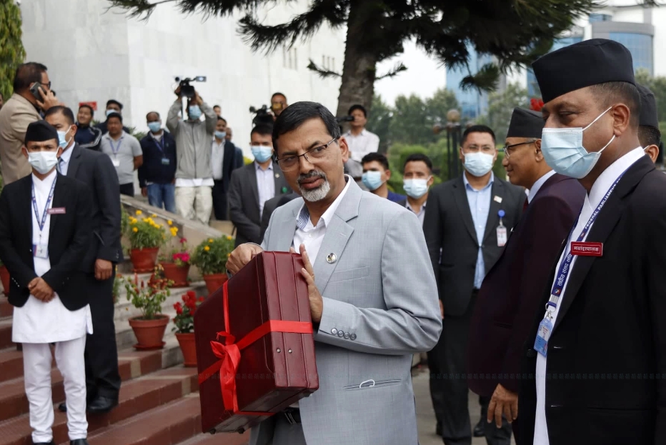 १७ खर्ब ९३ अर्बको बजेट