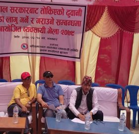 सरकारले तोकेको भाडा दर लागु गर्नु पर्ने माग राखेर ट्रक व्यवसायी आन्दोलित