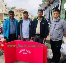 स्थानीय तह निर्वाचनका लागि लमजुङमा निर्वाचन सामग्रीसहित मतदान केन्द्रका कर्मचारी खटिएका छन् । जिल्लामा आठ सय ९५ जना कर्मचारी खटिएका हुन् । चार नगरपालिका र चार गाउँपालिका रहेको लमजुङमा १२३ मतदानस्थल र १८२ मतदान केन्द्र रहेको छ ।  मुख्य निर्वाचन अधिकृतको कार्यालयका अनुसार एक सय ८२ जना मतदान अधिकृत र एक सय ८२ जना नै सहायक मतदान अधिकृत खटिएका छन् । यसमा तीन सय ४९ जना सहयोगी कर्मचारी र एक सय ८२ जना कार्यालय सहयोगी पनि मंगलबारसम्म खटिसकेको मुख्य निर्वाचन अधिकृत शिवप्रसाद खनालले बताए । उनका अनुसार निर्वाचन तयारी पूरा भएसँगै मतदान केन्द्रमा मतदानका सामग्री सहित कर्मचारी गाउँगाउँ पुगेका हुन् ।  निर्वाचन सफल पार्न चारै तहका कर्मचारी मतदात केन्द्रमा पुगेकोे लमजुङका प्रमुख जिल्ला अधिकारी शुसील वैद्यले बताए । प्रत्येक मतदान केन्द्रमा तीन तीन जना गरी पाँच सय ४६ जना स्वयंसेवक खटाइएको छ । एउटा मतदानस्थलमा एकदेखि तीन वटासम्म मतदान केन्द्र रहेको जिल्ला निर्वाचन कार्यालय लमजुङले जनाएको छ । कार्यालयका अनुसार पाँच सयभन्दा कम मतदाता रहेको १५ वटा मतदान केन्द्र छन् । पाँच सय सम्म मतदाता रहेको केन्द्रमा एक जना सहायक कर्मचारी र पाँच सयभन्दा बढी मतदाता रहेको केन्द्रमा दुई जना सहायक कर्मचारी खटिएका छन् ।