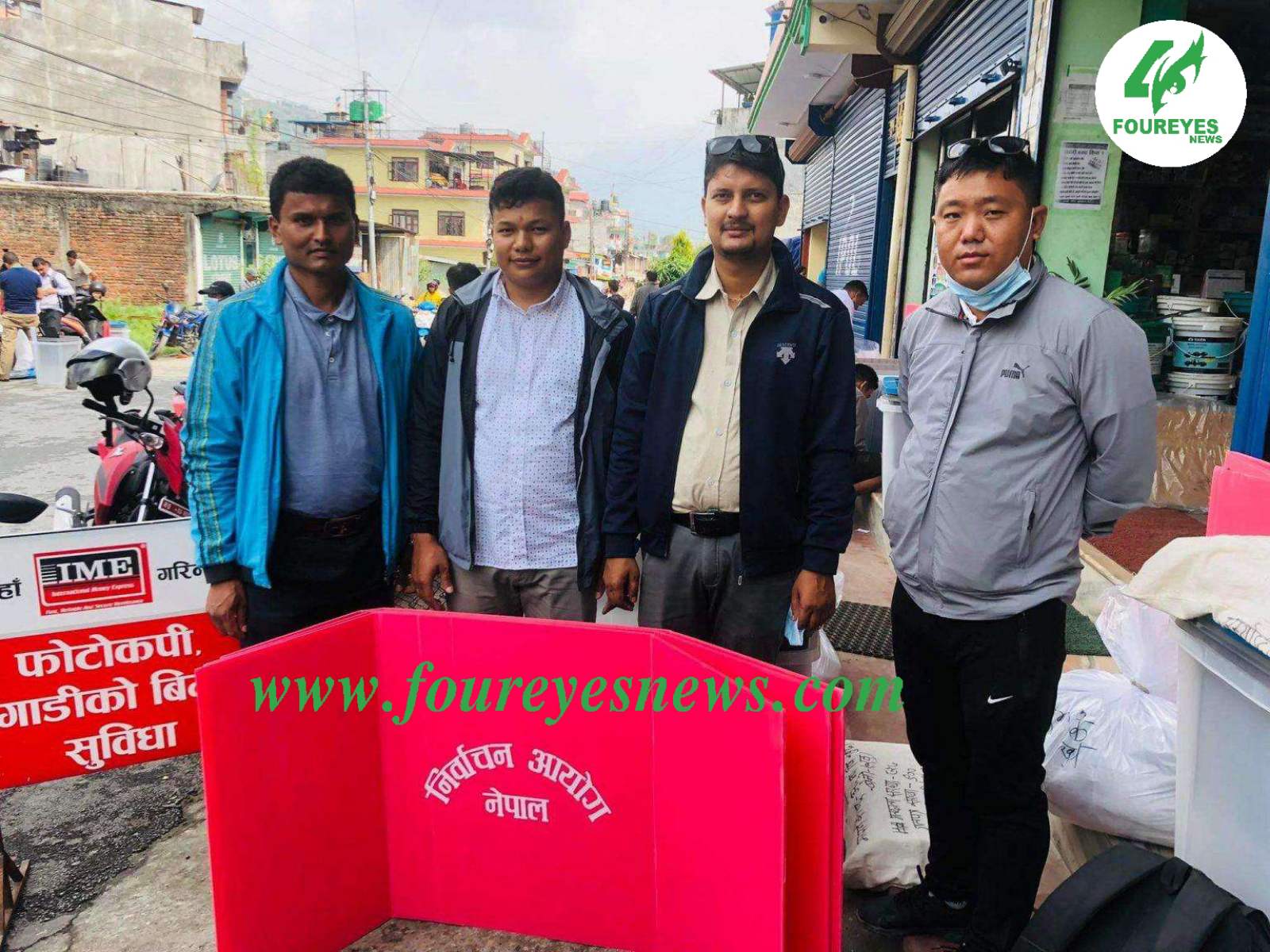 स्थानीय तह निर्वाचनका लागि लमजुङमा निर्वाचन सामग्रीसहित मतदान केन्द्रका कर्मचारी खटिएका छन् । जिल्लामा आठ सय ९५ जना कर्मचारी खटिएका हुन् । चार नगरपालिका र चार गाउँपालिका रहेको लमजुङमा १२३ मतदानस्थल र १८२ मतदान केन्द्र रहेको छ ।  मुख्य निर्वाचन अधिकृतको कार्यालयका अनुसार एक सय ८२ जना मतदान अधिकृत र एक सय ८२ जना नै सहायक मतदान अधिकृत खटिएका छन् । यसमा तीन सय ४९ जना सहयोगी कर्मचारी र एक सय ८२ जना कार्यालय सहयोगी पनि मंगलबारसम्म खटिसकेको मुख्य निर्वाचन अधिकृत शिवप्रसाद खनालले बताए । उनका अनुसार निर्वाचन तयारी पूरा भएसँगै मतदान केन्द्रमा मतदानका सामग्री सहित कर्मचारी गाउँगाउँ पुगेका हुन् ।  निर्वाचन सफल पार्न चारै तहका कर्मचारी मतदात केन्द्रमा पुगेकोे लमजुङका प्रमुख जिल्ला अधिकारी शुसील वैद्यले बताए । प्रत्येक मतदान केन्द्रमा तीन तीन जना गरी पाँच सय ४६ जना स्वयंसेवक खटाइएको छ । एउटा मतदानस्थलमा एकदेखि तीन वटासम्म मतदान केन्द्र रहेको जिल्ला निर्वाचन कार्यालय लमजुङले जनाएको छ । कार्यालयका अनुसार पाँच सयभन्दा कम मतदाता रहेको १५ वटा मतदान केन्द्र छन् । पाँच सय सम्म मतदाता रहेको केन्द्रमा एक जना सहायक कर्मचारी र पाँच सयभन्दा बढी मतदाता रहेको केन्द्रमा दुई जना सहायक कर्मचारी खटिएका छन् ।