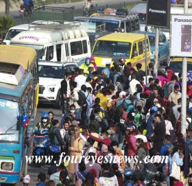 गाडी पठाएर मतदाता ओसार्दै दल र नेताहरू, काठमाडौं छाड्ने यात्रु ४० प्रतिशत बढे