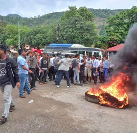 पेट्रोलियम पदार्थको मूल्य वृद्धि फिर्ता लिन माग गर्दै बुटवलमा प्रदर्शन