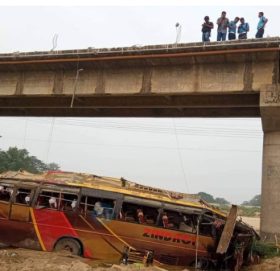 एकाबिहानै रुपन्देहीको रोहिणी नदीमा खस्यो बस, ९ काे मृत्यु
