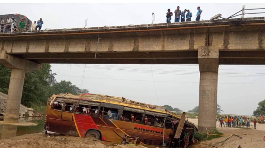 एकाबिहानै रुपन्देहीको रोहिणी नदीमा खस्यो बस, ९ काे मृत्यु