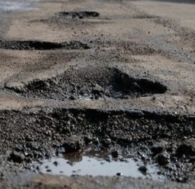 राजमार्ग मर्मत नहुँदा दुर्घटनाको जोखिम बढ्दै गएको भन्दै स्थानीयद्धारा आन्दोलन