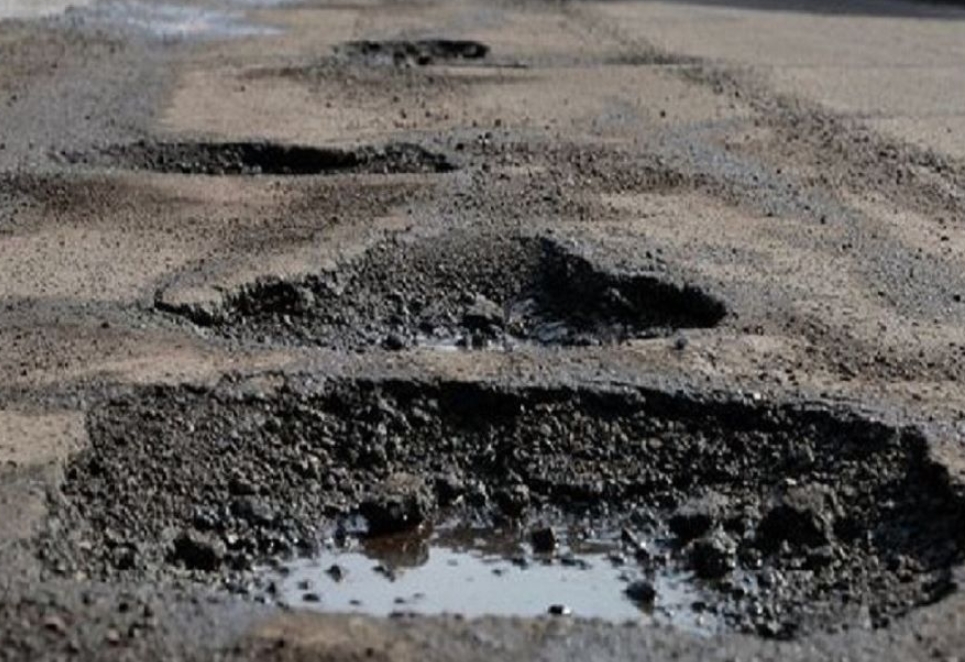 राजमार्ग मर्मत नहुँदा दुर्घटनाको जोखिम बढ्दै गएको भन्दै स्थानीयद्धारा आन्दोलन