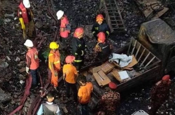 बङ्गलादेशको एउटा कन्टेनर डिपोमा विस्फोट हुँदा ज्यान गुमाउनेको सङ्ख्या ३२ जना पुग्यो