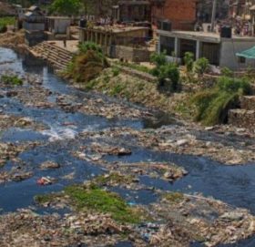 राजधानीमा फोहर नउठ्दा नदी बने प्रदूषित