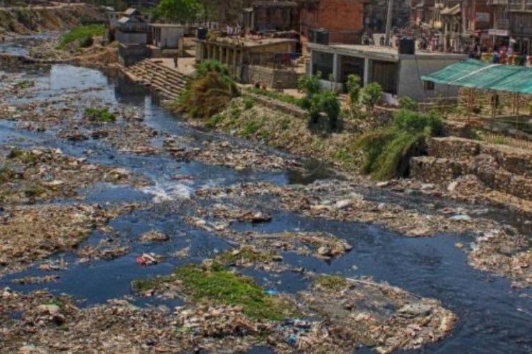 राजधानीमा फोहर नउठ्दा नदी बने प्रदूषित