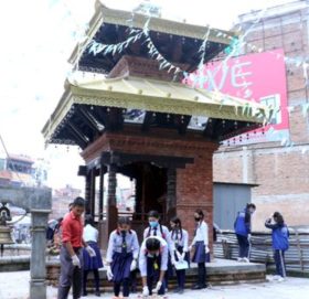 झाडु लिएर सडकमा उत्रिए विद्यार्थी