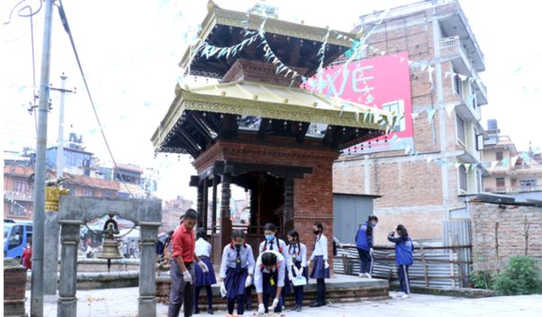 झाडु लिएर सडकमा उत्रिए विद्यार्थी