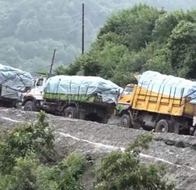 बञ्चरेडाँडामा बल प्रयोग गरेरै फोहर लगिँदै, १४ जना स्थानीयवासी पक्राउ