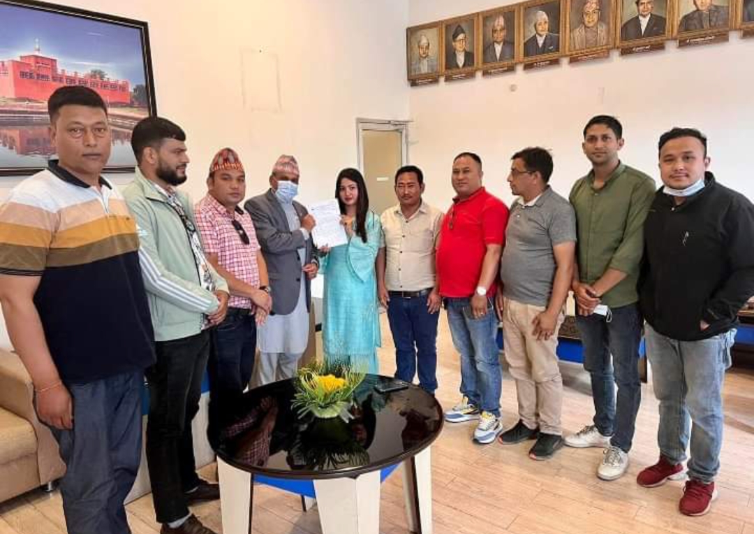 शेयर बजारको अवस्थाप्रति गम्भीर छु : गभर्नर अधिकारी