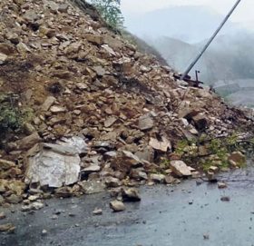 पहिराे खसेपछि मध्यपहाडी लोकमार्ग बन्द