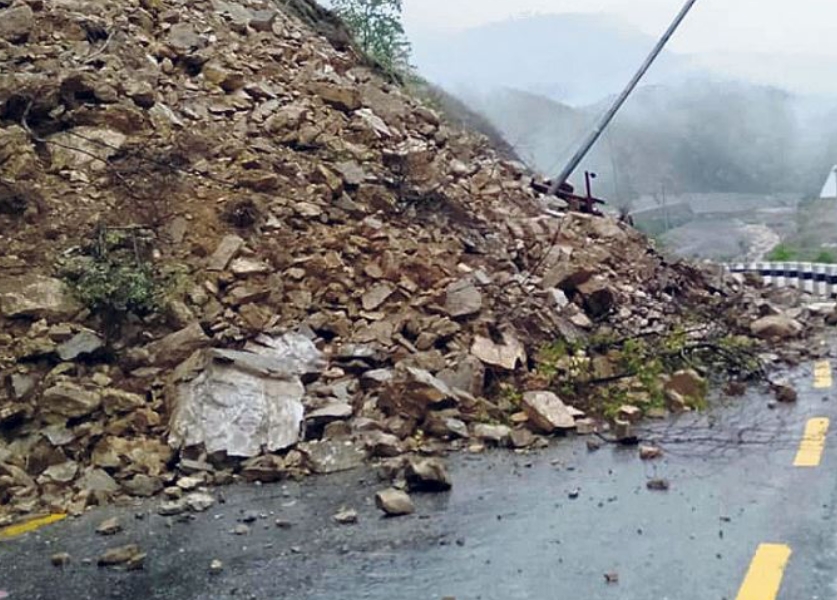 पहिराे खसेपछि मध्यपहाडी लोकमार्ग बन्द