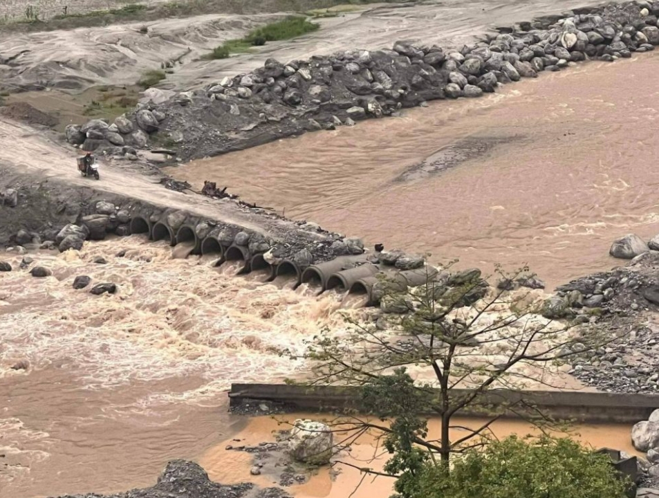 मेलम्चीमा गए रातिको बर्षाले फट्टेको पुल बगायो, यो वर्ष पनि शुरु भयो त्रास