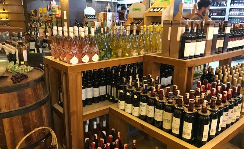 रक्सी खाने मान्छेप्रति कठोर बन्यो सरकार, कुन रक्सीको मूल्य कति बढ्यो ?