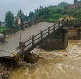 बाढीबाट पुलमा क्षति, यातायात अवरुद्ध