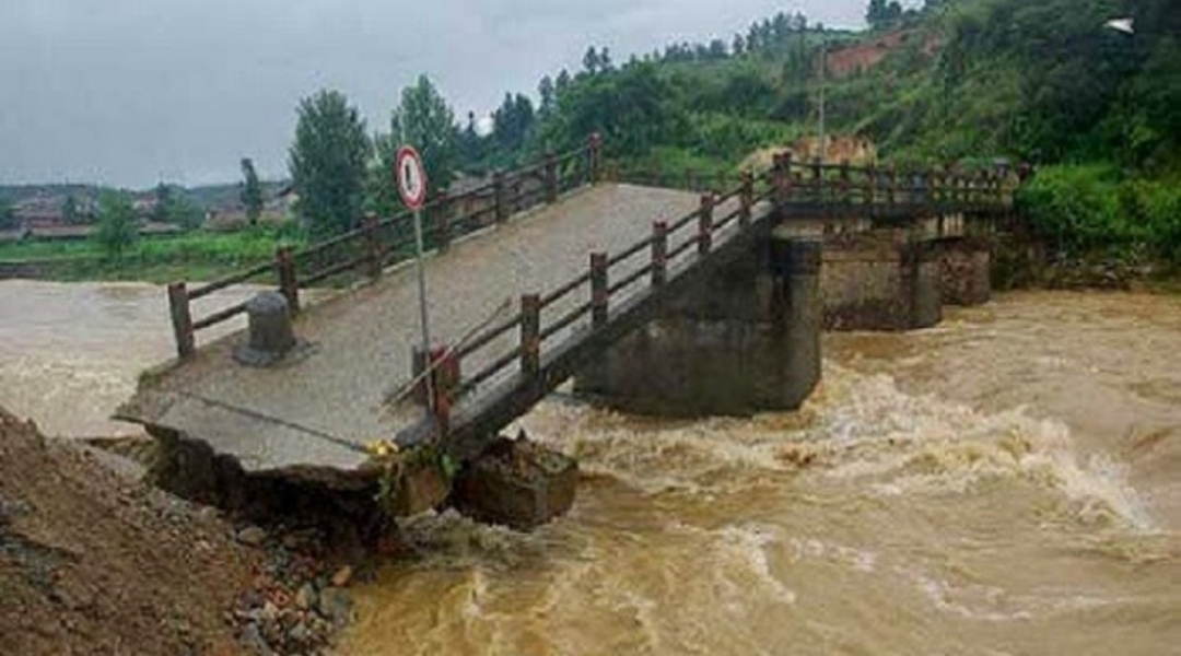 बाढीबाट पुलमा क्षति, यातायात अवरुद्ध