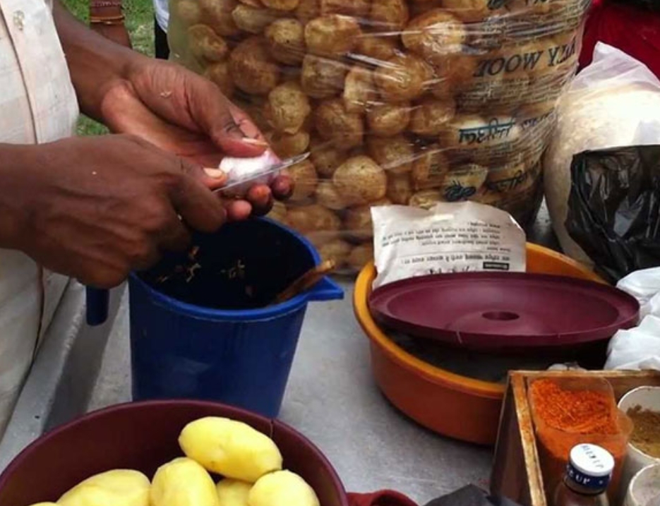 ललितपुरमा ठेलामा पानीपुरी बेच्न रोक