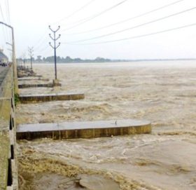 सप्तकोसीमा पानीको बहाव बढ्यो, ब्यारेजमा बल्यो रातो बत्ती